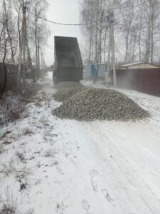 Завозим щебень для дороги