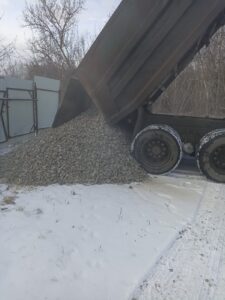 Завозим щебень для дороги