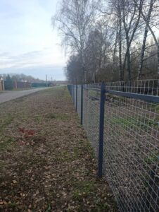 На конце Центральной улицы установили забор и высадили 74 саженца пузыреплодника.