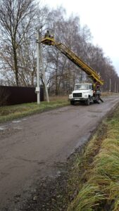 Заменили, повернули, сняли, установили новые фонари.
